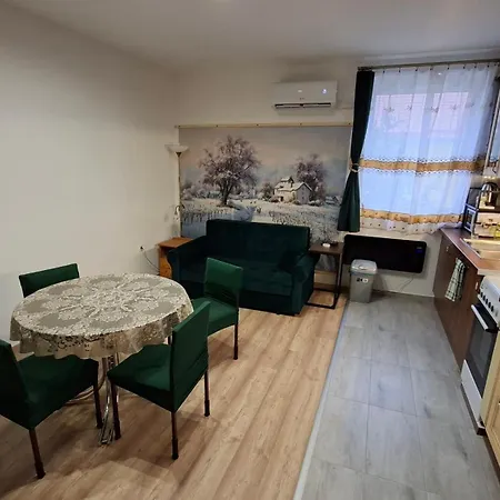 Tiszti Szallo Apartament *